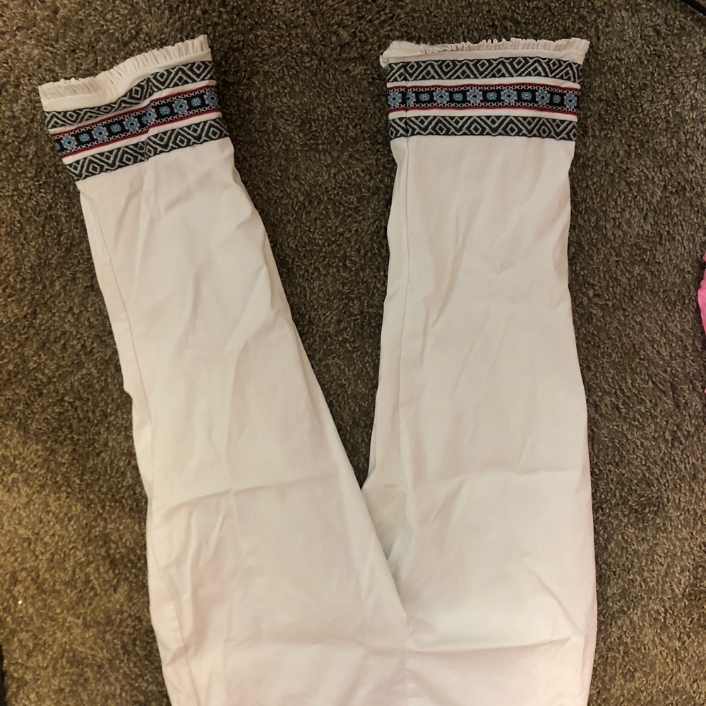 White detailed capri